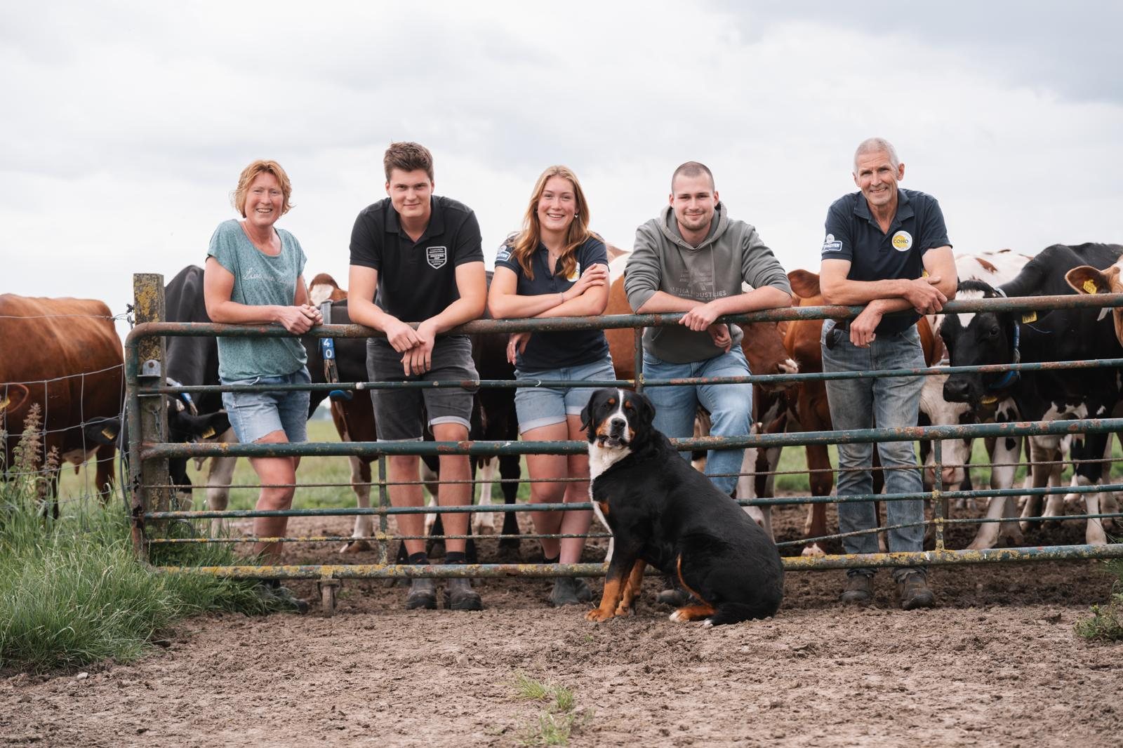 De familie Oudshoorn bij het hek, met de koeien erachter