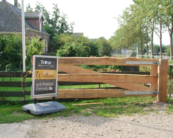 Het bord bij de oprit