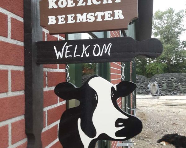 Het welkomstbord bij de deur