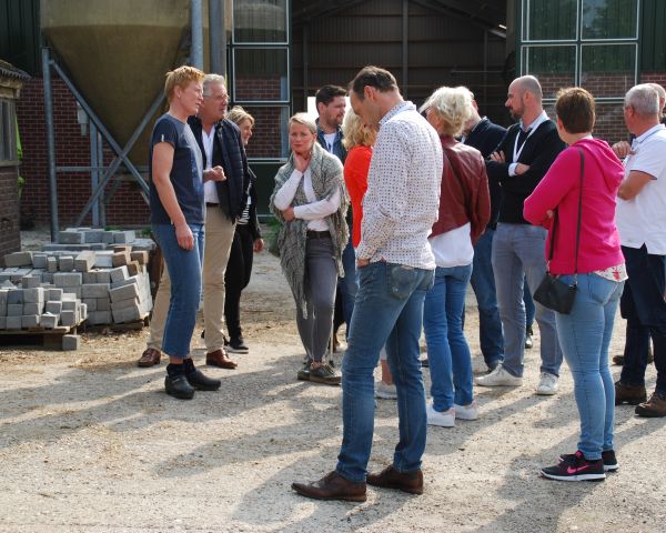 Uitleg op het erf